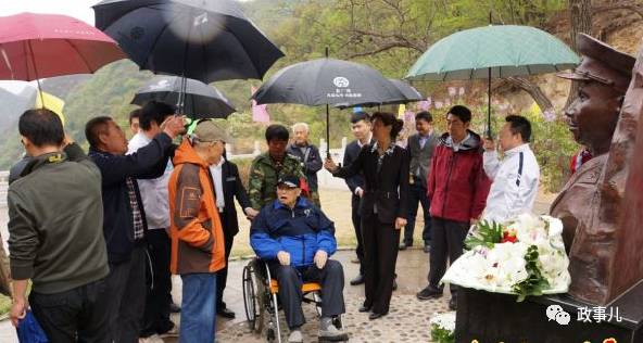 盘点在世中顾委委员:有人98岁痛批周永康徐才厚 在2016年4月的纪念朱德总司令诞辰130周年论坛,和2015年12月纪念毛泽东诞辰122周年的活动中,万海峰均应邀出席现场。