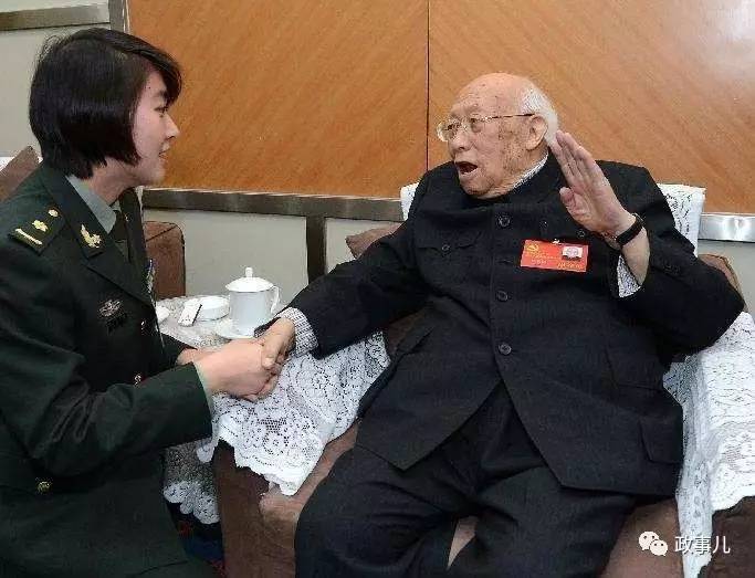 盘点在世中顾委委员:有人98岁痛批周永康徐才厚 十八大时,最年轻的代表焦刘洋和焦若愚合影