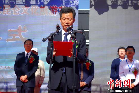 图为格尔木市委常委,副市长袁廷运致辞.