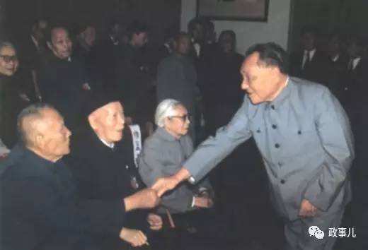 盘点在世中顾委委员:有人98岁痛批周永康徐才厚 邓小平与部分中顾委老同志。前排左起:何长工、李井泉、帅孟奇