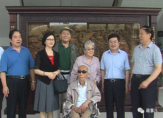 盘点在世中顾委委员:有人98岁痛批周永康徐才厚 图为刘杰(坐轮椅者)和李宝光到沈丘县考察