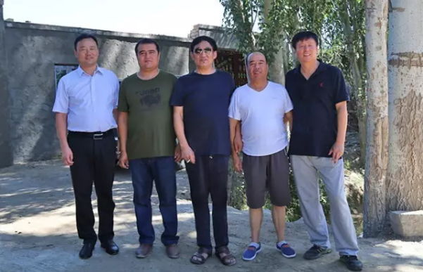 库车县副县长饶立新,阿拉哈格乡党委书记袁伟等政府有关领导热情接洽