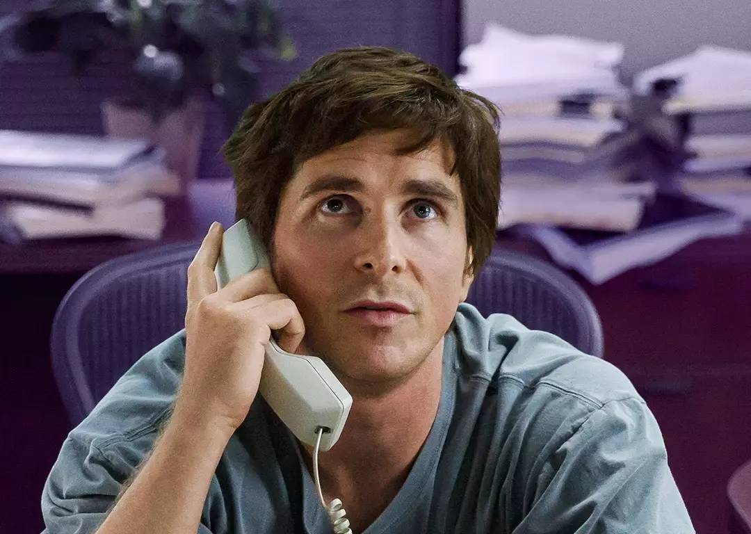 michael burry,电影《大空头》角色,他的衣着有些非主流.