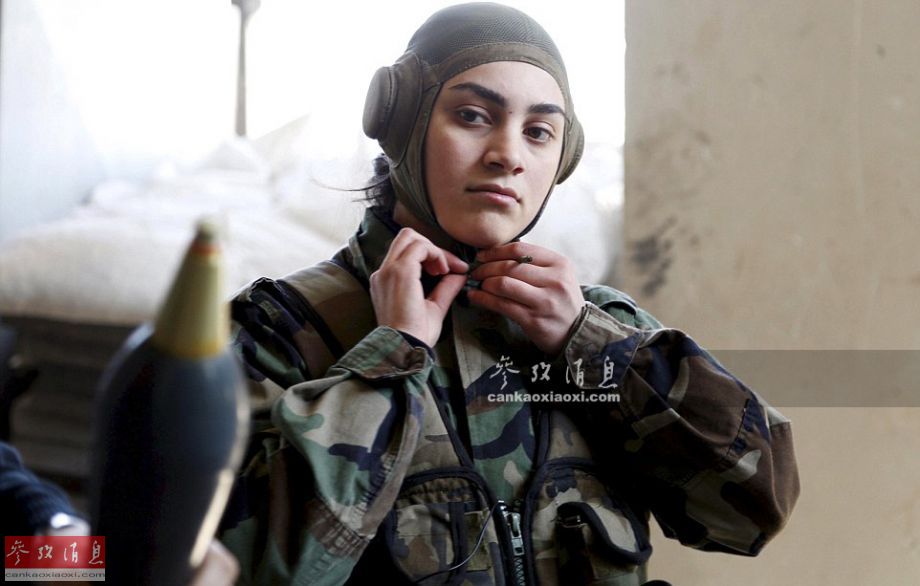> 正文点击图片进入下一页 图为叙政府军女兵,隐藏在民房中进行警戒.