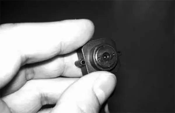 "小心暗处偷窥的眼睛…"如何判断房间里有没有针孔摄像头?