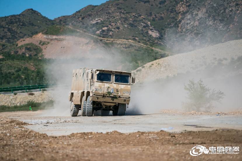 图为vp22型轮式战术卡车在动态表演中动态表演是本次"装甲与反装甲日"