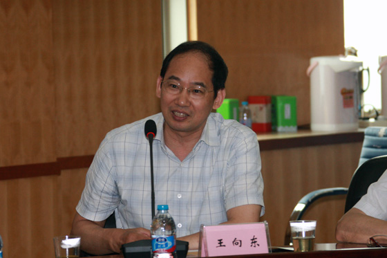 中国科学院南京地质古生物研究所副所长王向东研究员以及胡承志先生的