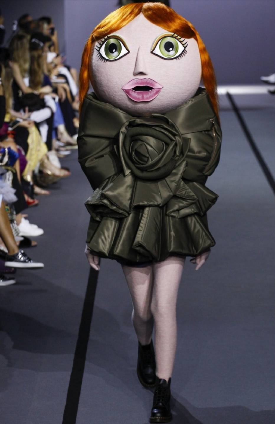 时装秀成了"表情包大赛"?这他喵的还是衣服吗?