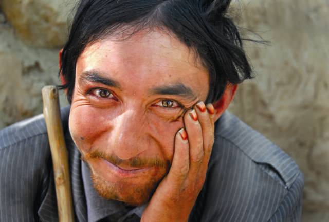 吐逊托乎提· 艾力是阿热勒力克村唯一的牧羊人,当注视他左手上指甲的