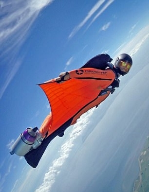 现实版钢铁侠荷兰小伙挑战新式高空飞行