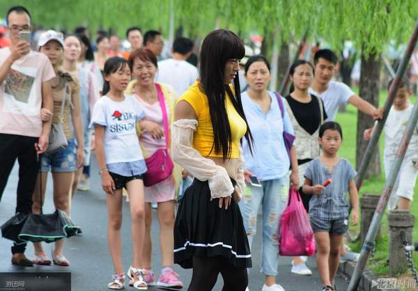 小伙"男扮女装"西湖边直播跳热舞!吓跑路过游客(图)