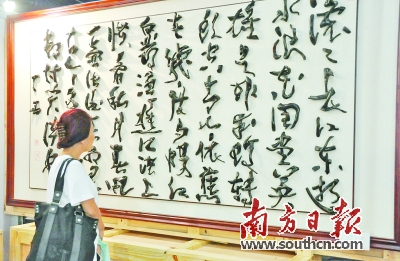 连州市民间文艺家唐少波携今年精心创作的20多幅根书作品参加