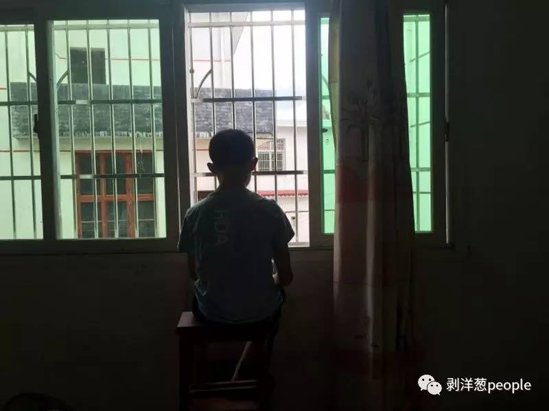  林华蓉出事后，弟弟坐在窗前，终日不出门。