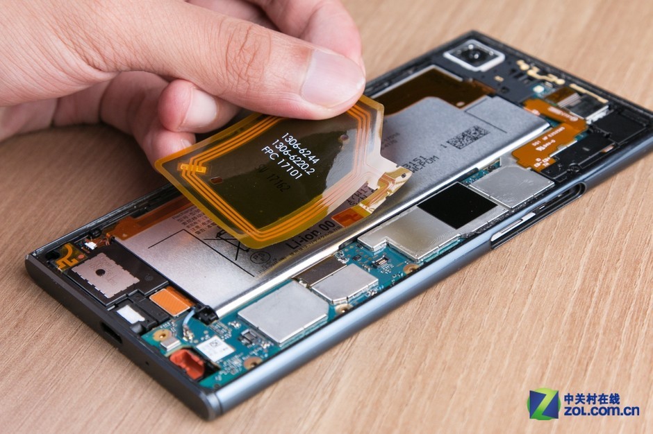 索尼机皇首拆 有个零件苹果想要都不给_手机新浪网