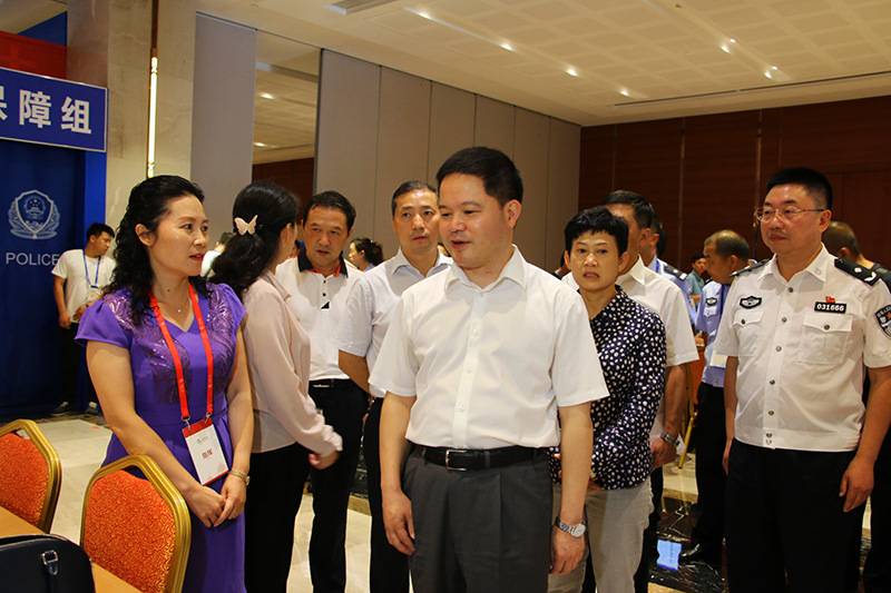 户外运动大会黔西南州指挥部指挥长贺登祥,州政府副州长黄曼参加调研
