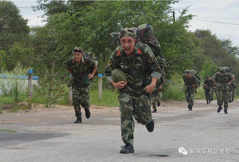 负重5000米跑时,一名列兵大喊:冲啊!而他们身上的背囊净重40斤以上.