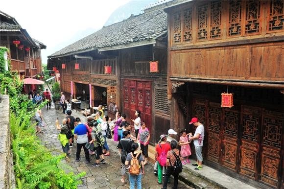游客在古镇游览观光 通讯员 邱洪斌 摄