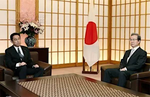 关于钓鱼岛最新新闻 ▲资料图片:2016年8月9日,时任日本外相岸田文雄(左)在外务省紧急召见程永华。