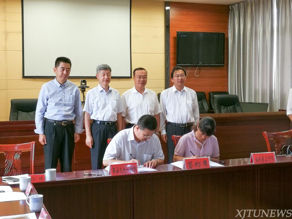 座谈会上,施甸县县长李文广回顾了西安交大四年来挂钩帮扶施甸县工作