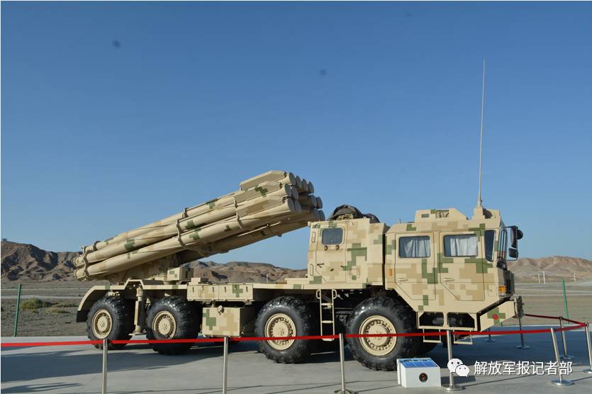 陆军某新型300毫米火箭炮静态展示.