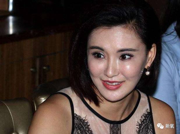 曾是选美冠军,现在却成为整得面目全非的娱乐圈第一神婆…|莫小棋|网