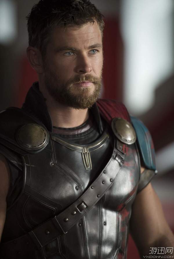 《雷神3》新剧照锤哥再换兵器 洛基深情凝望魅惑无比