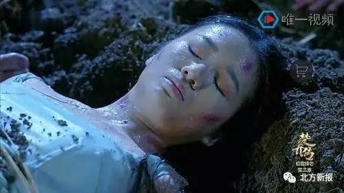 雨中的这场戏,看得很别扭,只有脸和手上有水,难道是这雨天赋异禀只淋