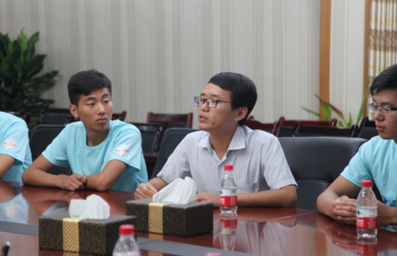 10余人来到三汇镇参观中国矿大旧址并进行社会实践调研考察,镇党委
