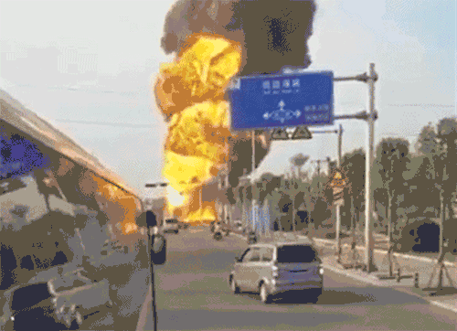  网传小视频截图，对于此视频在微信疯传，广州燃气集团已有声明，称经广州燃气集团同事现场核实，所谓煤气管爆炸信息纯属造谣。&nbsp;&nbsp;来源于羊城派