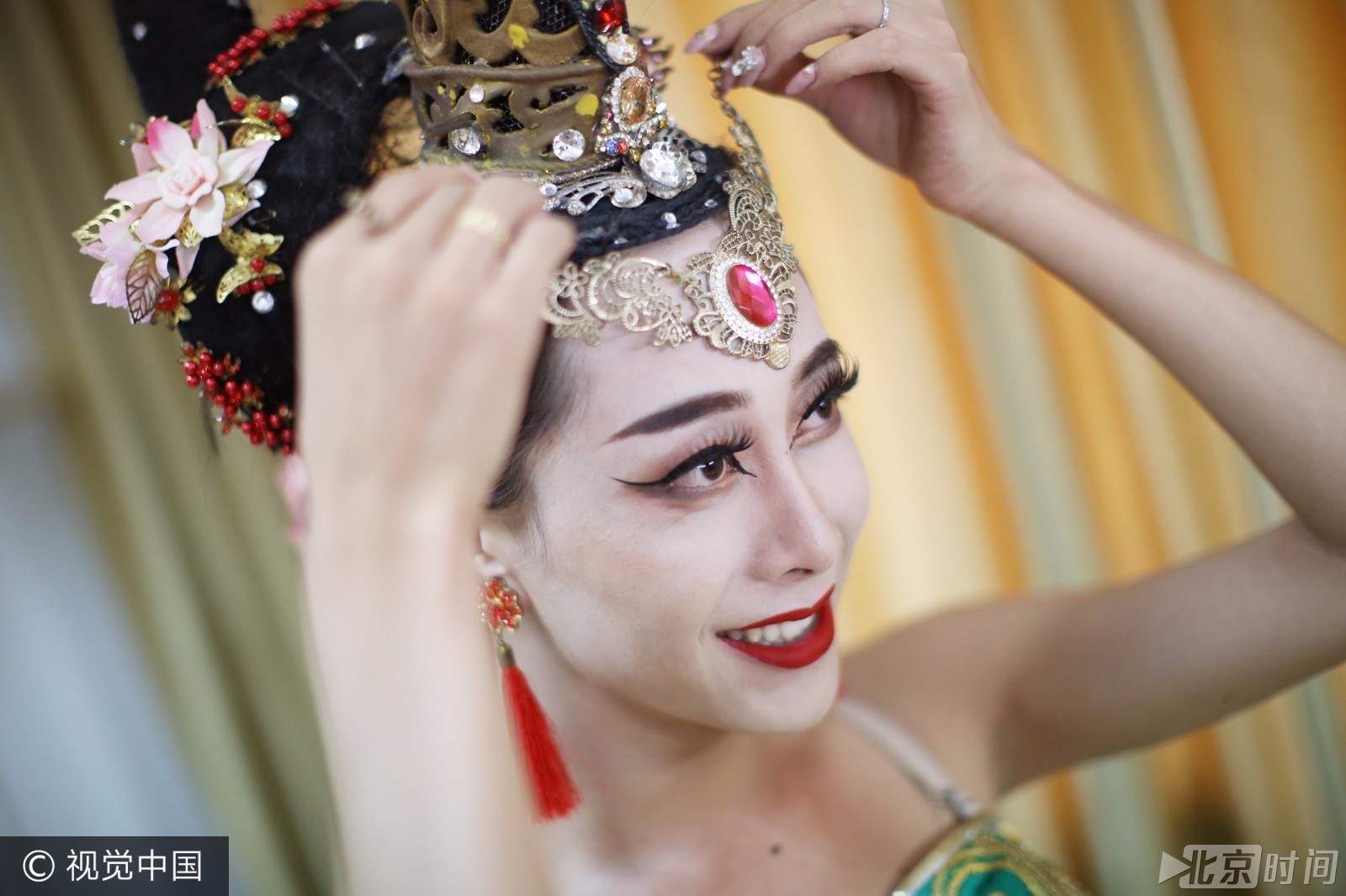 95后反串演员进男厕被人当成女生 他说:我是纯爷们|唐振|横店|柳如是_