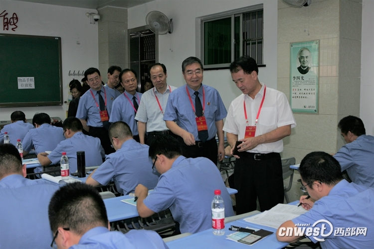 到西安考点进行了巡视,省检察院党组书记,检察长胡太平等领导陪同巡视