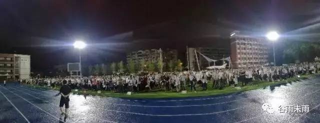 白手起家不能手无寸铁 ▲誓师大会全景