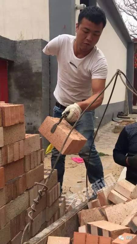 断臂小伙直播搬砖成网红:别人能干的,我也能干