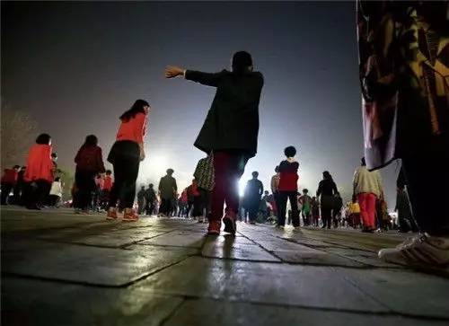 2017年4月6日，河北雄安新区雄县。图为当地居民在雄县政府广场跳广场舞。　视觉中国