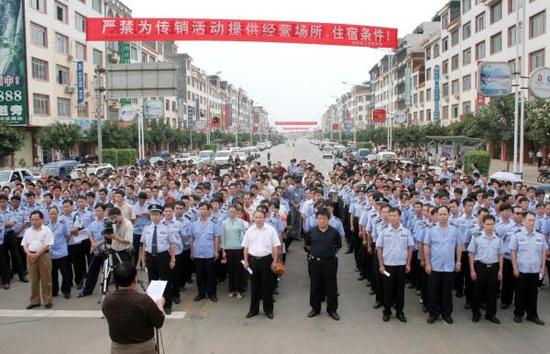 来宾:广西来宾2年将清走十万者 曾被称天堂 2006年10月,来宾市从各单位抽调执法人员打击传销,并举行千人动员大会。