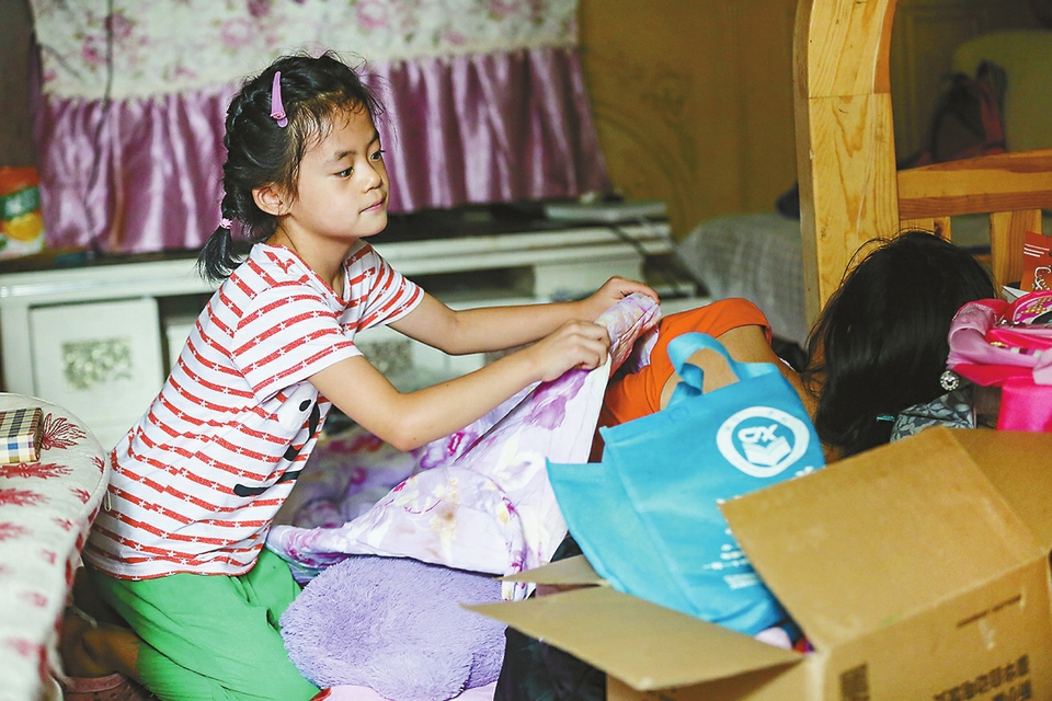 婷婷在给妈妈盖被子 本版照片均由记者刘玉乐 摄每天都会翻看新华字典