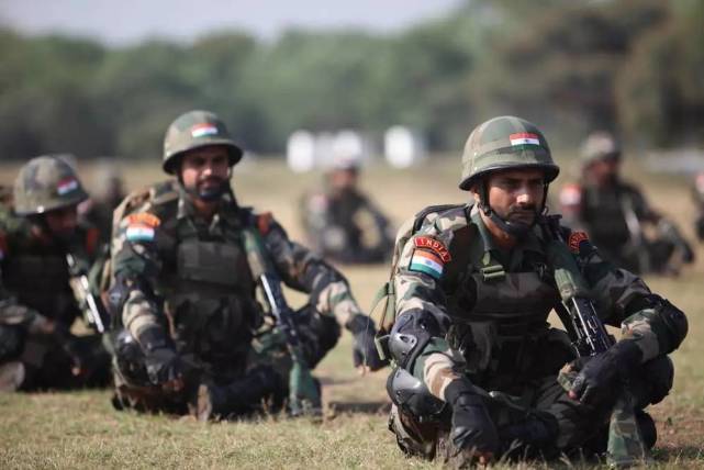 印军观察手记营区建寺庙养鸵鸟士兵文化程度低图