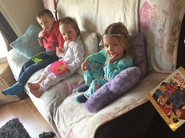 两岁女童总爱揪头发吸吮 怕揪秃了妈妈将她满