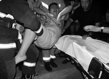 男孩喝下"洁厕灵"之后