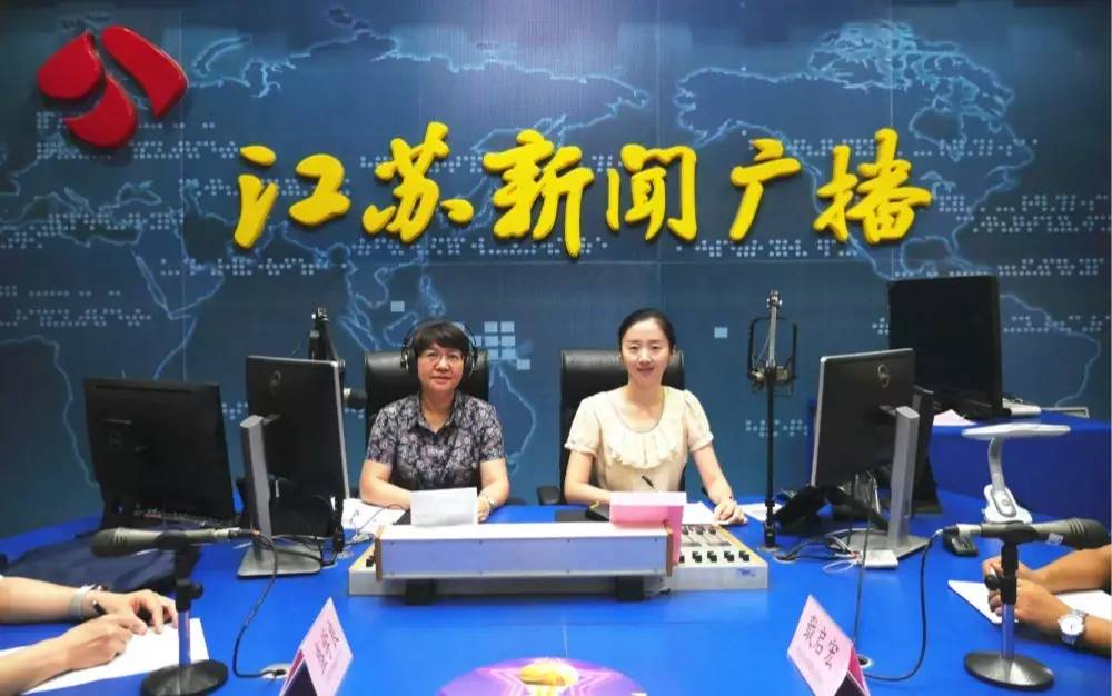 8月23号,省环保厅副厅长于红霞携相关处室负责人走进江苏新闻广播政风