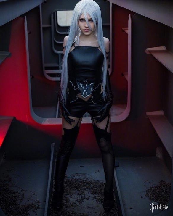 乌克兰妹子cos《尼尔:机械纪元》a2小姐姐 破洞黑丝腿玩年!