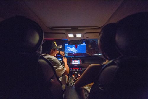 开业当天,市民在喵儿石汽车影院观影.