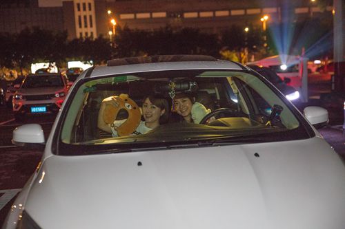 开业当天,市民在喵儿石汽车影院观影.