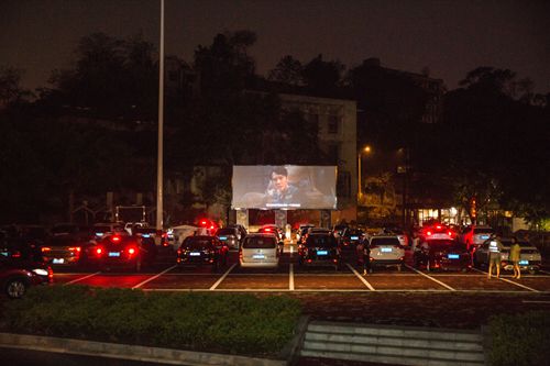 开业当天,市民在喵儿石汽车影院观影.