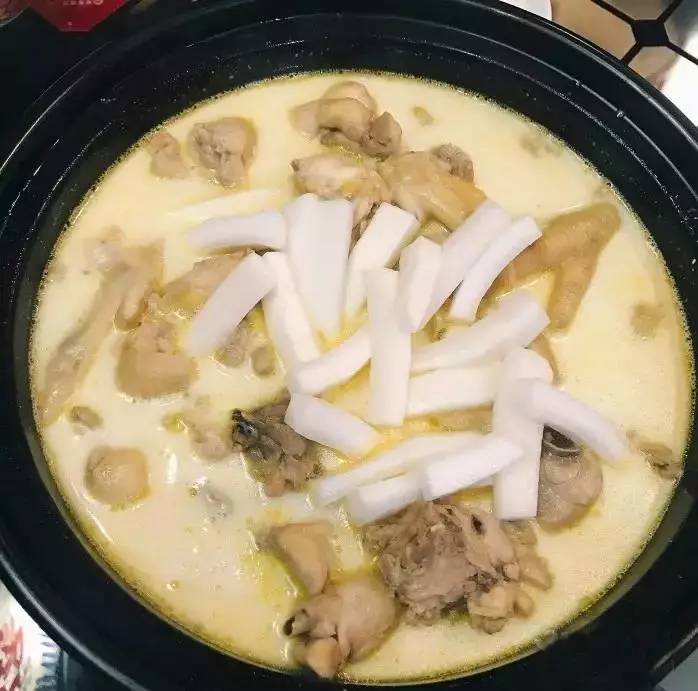 椰子鸡煲椰子鸡煲跟榴莲鸡煲相比,椰子鸡煲要更清淡一点,没有留恋榴莲