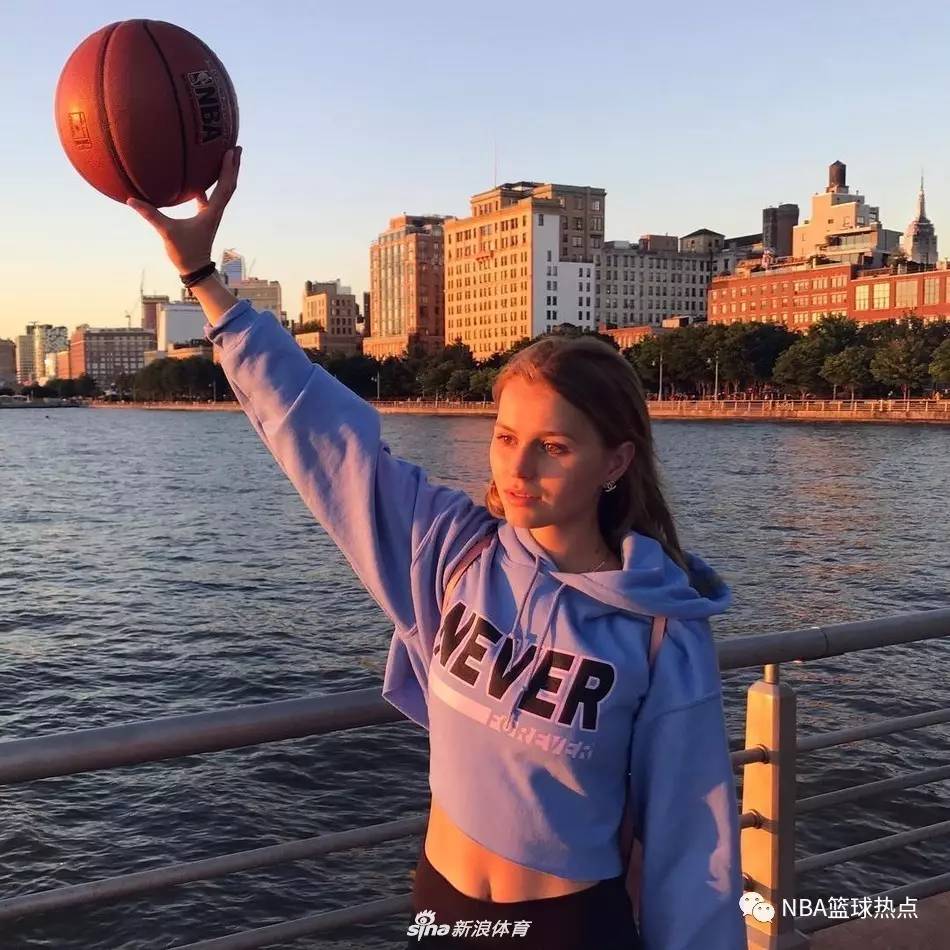 雄鹿老板女儿海滩拍摄写真