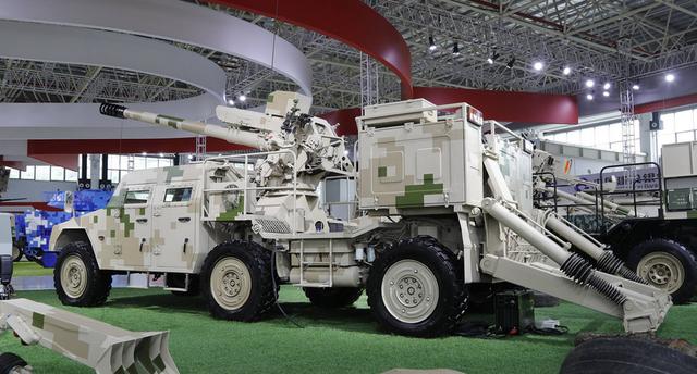 性能与05式履带式自行榴弹炮相当,该炮装有液压高平机与液压输弹装置