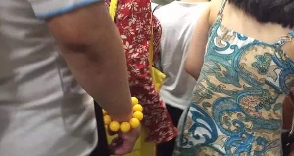 达叔涂鸦:揭顶族群内幕:分享照片相约作案 衍生产业 图为男子碰触另一位女士的臀部。