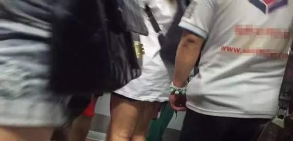 达叔涂鸦:揭顶族群内幕:分享照片相约作案 衍生产业 图为一名戴着黄色手链的中年男子不时碰触前面女士的臀部。