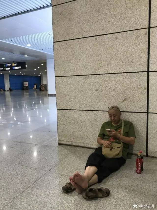 这个赤脚的等车大爷火了!谁能想到他是亿万富翁,更厉害的是